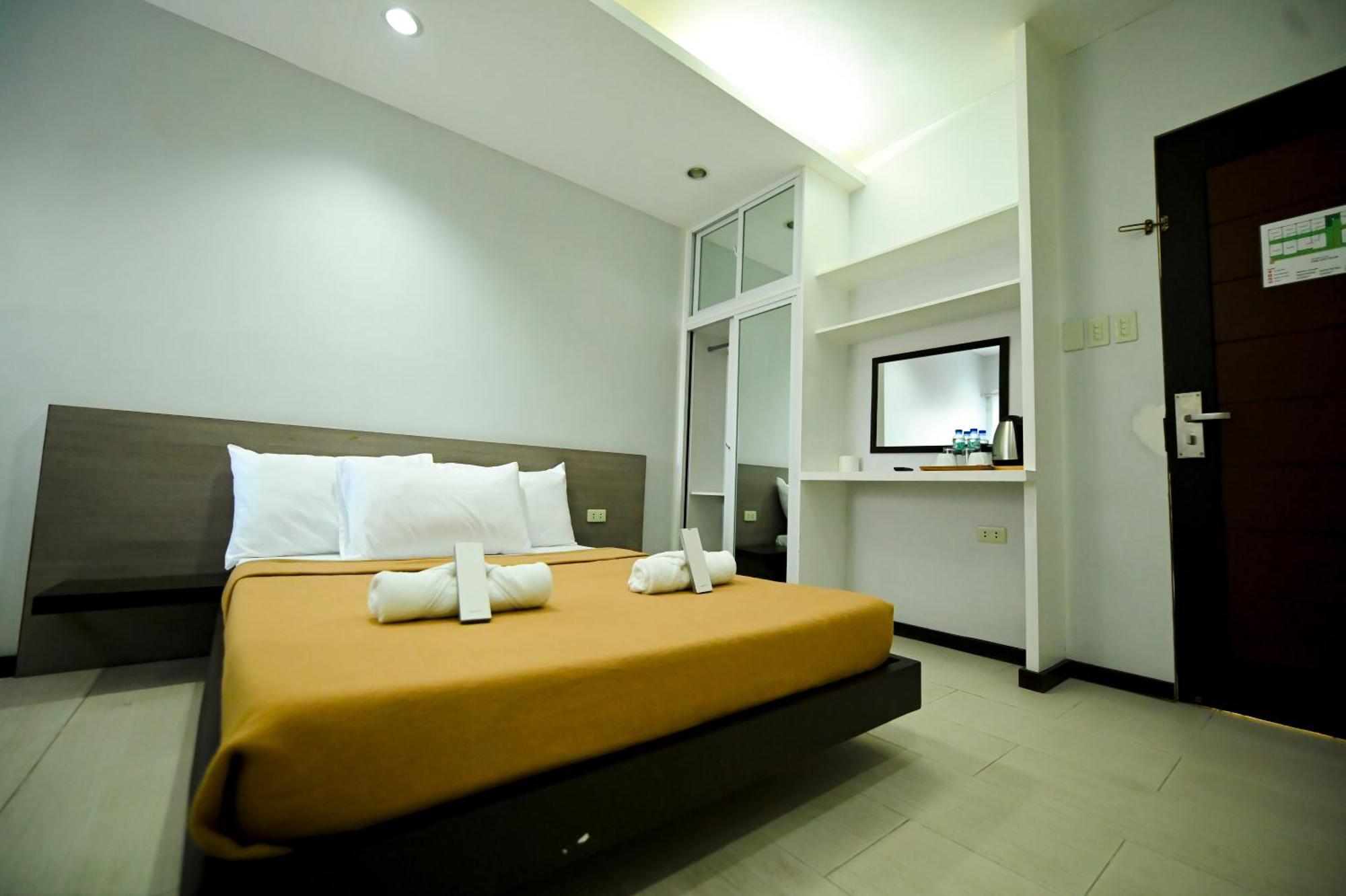 Blue Harbor Hotel Calapan Eksteriør billede
