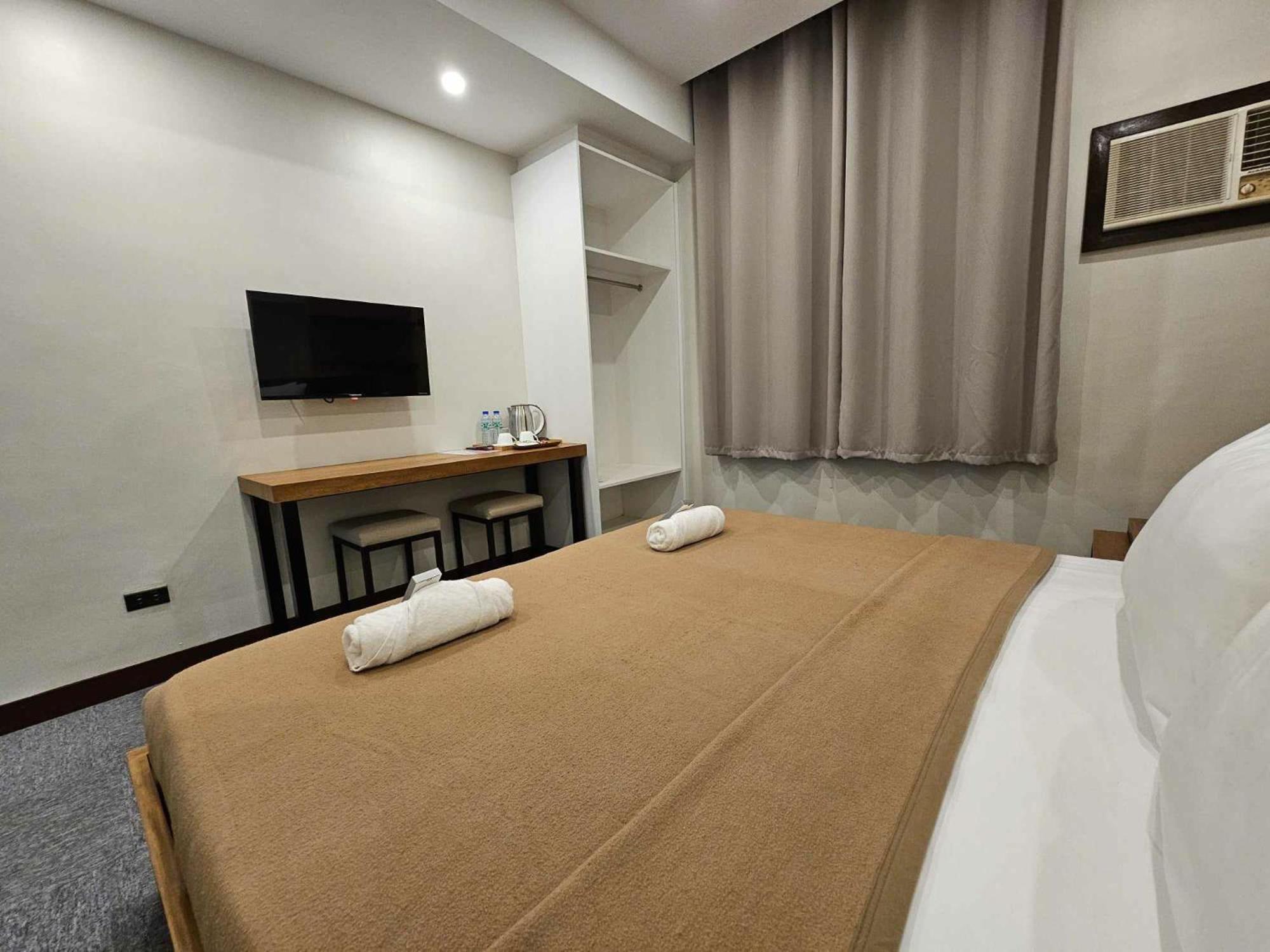 Blue Harbor Hotel Calapan Eksteriør billede