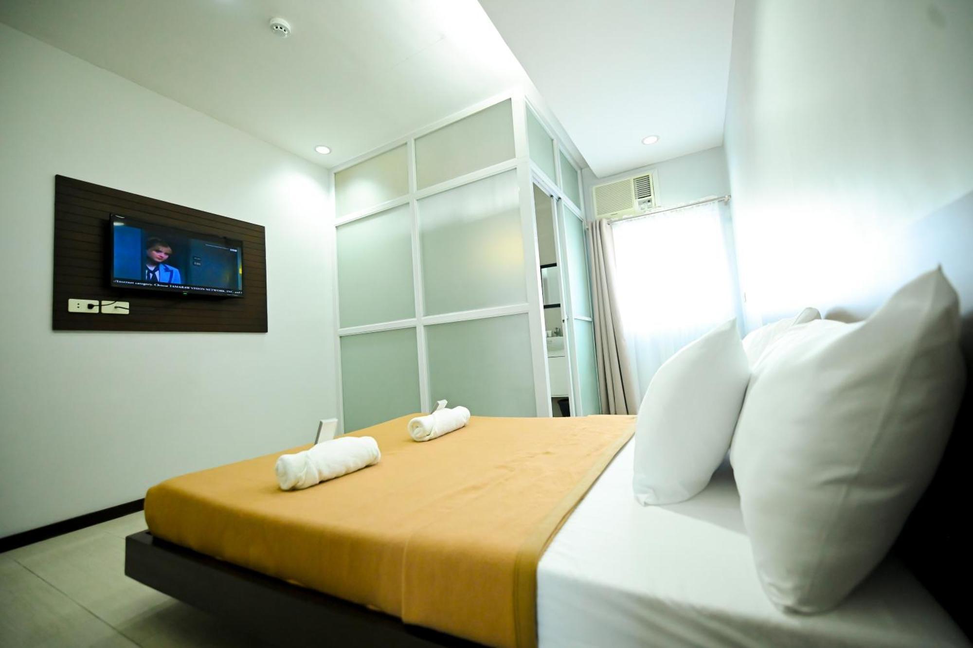 Blue Harbor Hotel Calapan Eksteriør billede