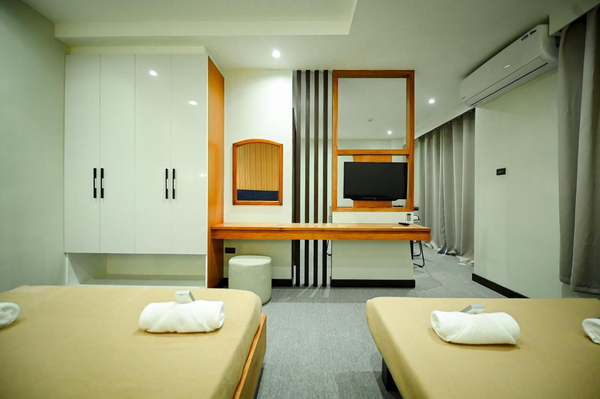 Blue Harbor Hotel Calapan Eksteriør billede